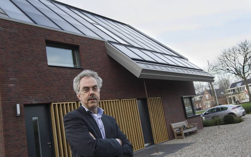 Hans Buitenhuis wilde een zo energiezuinig mogelijk huis én zijn eigen stroom opwekken. beeld RD, Anton Dommerholt