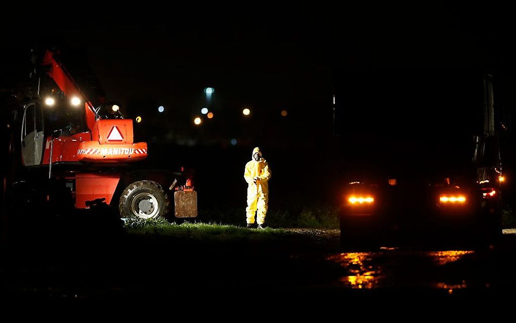 Een ruimploeg in actie bij het getroffen bedrijf in Zoeterwoude. Beeld ANP