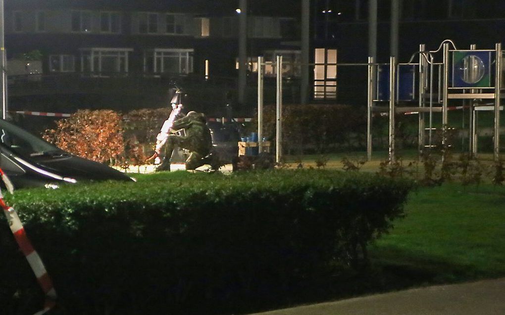 Een EOD-medewerker doet onderzoek naar gevaarlijk vuurwerk in een speeltuintje in Nijkerk. Beeld ANP