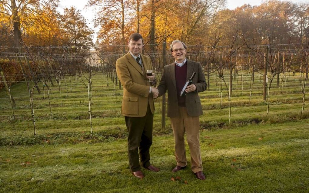 Penningmeester Willem van Vliet van het Gelders Landschap met wijnbouwer Hans Bouwmeester (rechts) uit Staverden. beeld Nico de Bruijne