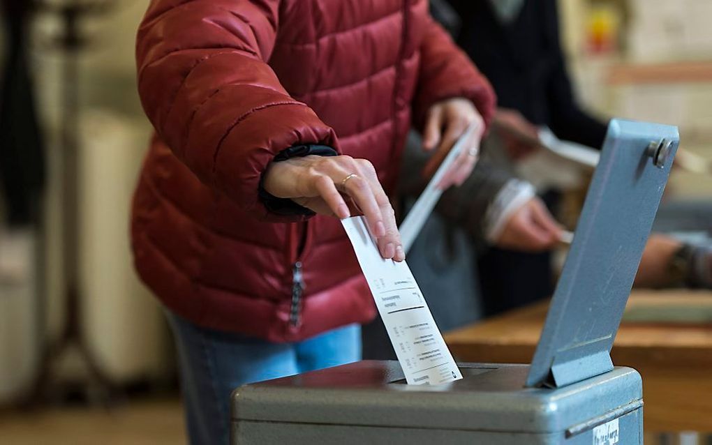 BERN. De Zwitsers konden gisteren per referendum stemmen over onder andere de inperking van het aantal immigranten in hun land. beeld EPA