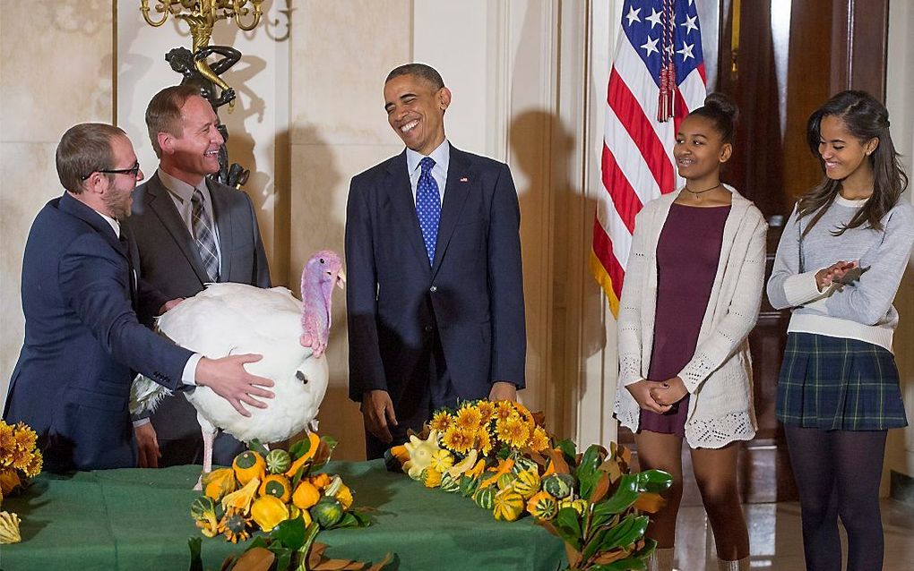 Malia en Sasha tijdens de ceremonie op Thanksgiving. beeld EPA