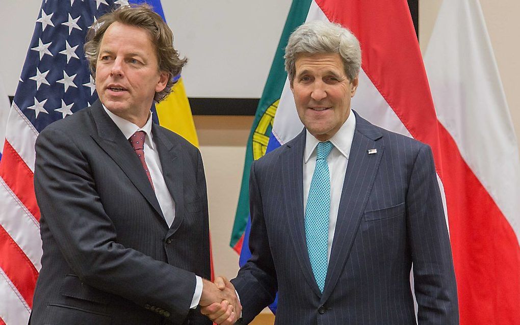 Minister van Buitenlandse Zaken Bert Koenders tijdens zijn ontmoeting met zijn Amerikaanse collega John Kerry op het NAVO hoofdkwartier in Brussel. beeld ANP