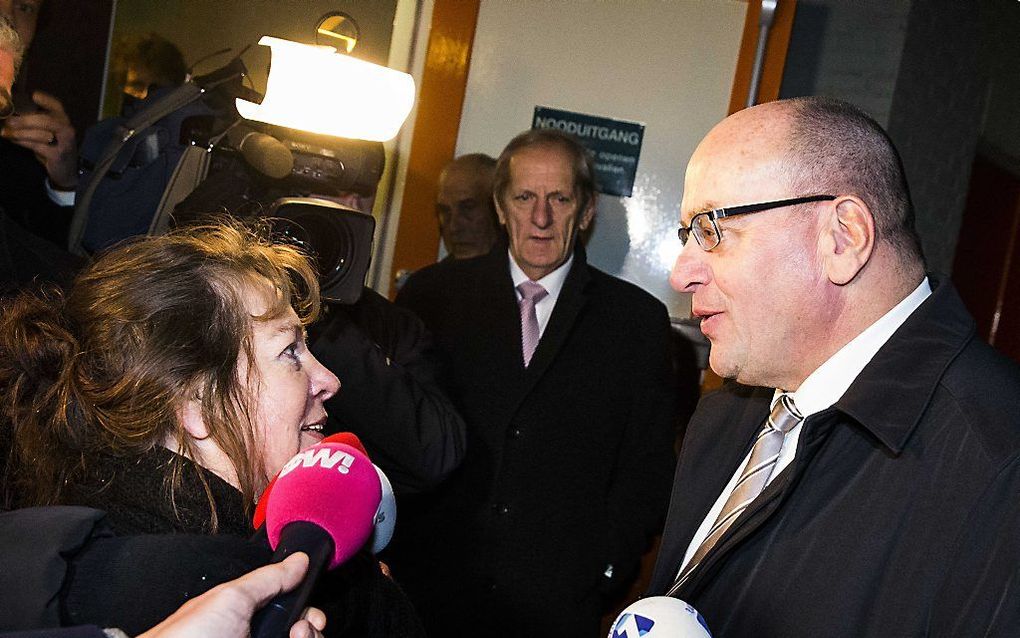 Fred Teeven staat de pers te woord na zijn bezoek aan het asielzoekerscentrum in het Drentsche Oranje. In het dorpje, dat slechts 140 inwoners telt, is het al weken onrustig nadat het Centraal Orgaan opvang asielzoekers (COA) en het gemeentebestuur van Mi