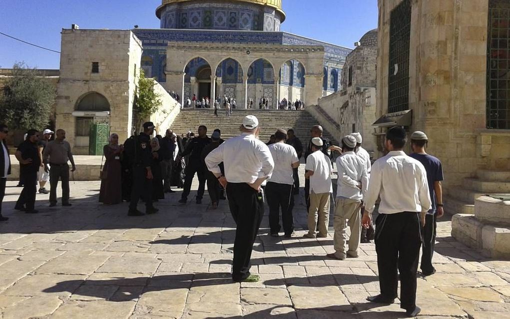 Politie treedt op bij een confrontatie tussen orthodoxe Joden en Palestijnen op de Tempelberg in Jeruzalem. Beeld EPA