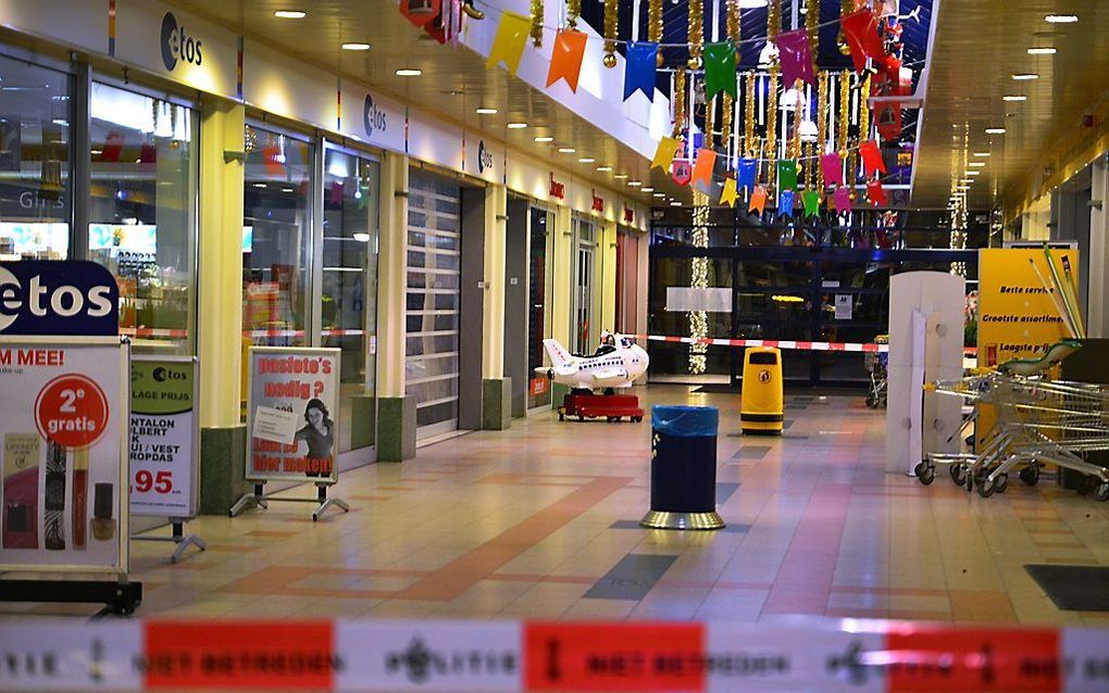 Bij een steekpartij in winkelcentrum de Dobbe in Zwolle zijn dinsdagavond twee mensen gewond geraakt. Een van hen is woensdagochtend overleden. beeld ANP