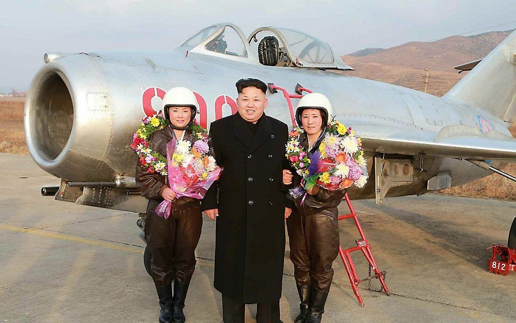 Kim Jong-un gaat op de foto met vrouwelijke piloten. Beeld EPA