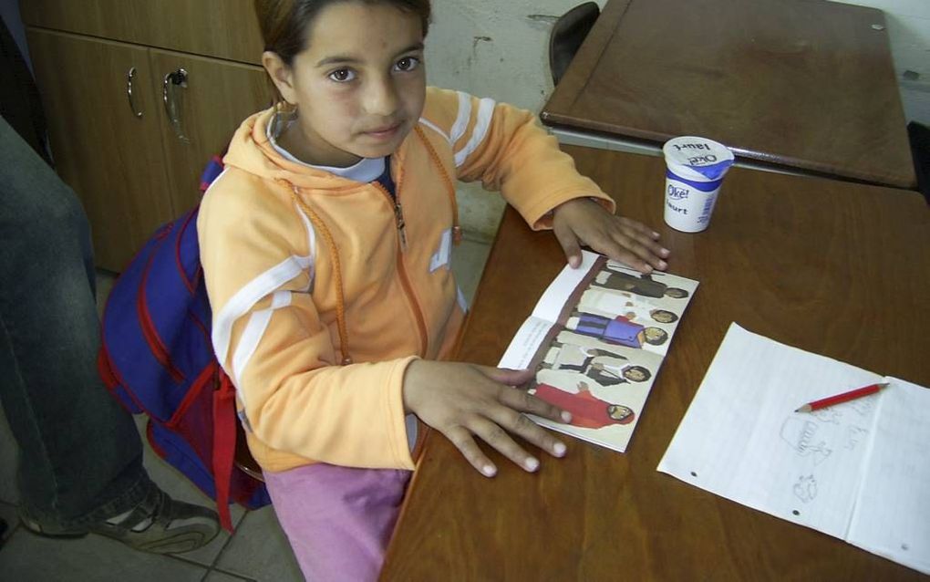 BOEDAPEST. Een Romameisje met de Hongaarstalige versie uit de serie ”Wat de Bijbel ons vertelt.”  beeld stichting HOE