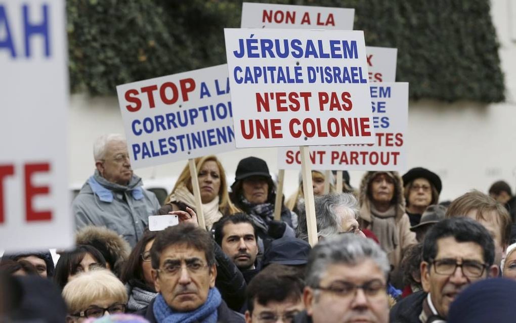 Sympathisanten van Israël protesteerden dinsdag bij het Franse parlement tegen de erkenning van de Palestijnse staat.  beeld AFP