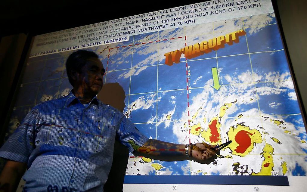 Met windsnelheden tot 230 kilometer per uur raast een tyfoon richting de Filipijnen. Volgens meteorologen zal de wervelwind Hagupit zaterdag de oostkust van het land bereiken in het gebied dat vorig jaar door de allesverwoestende tyfoon Haiyan werd getrof