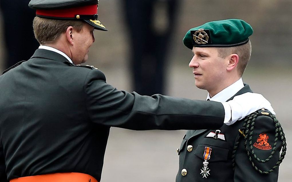 Koning Willem-Alexander heeft oud-commando Gijs Tuinman donderdag de ridderslag gegeven. beeld ANP