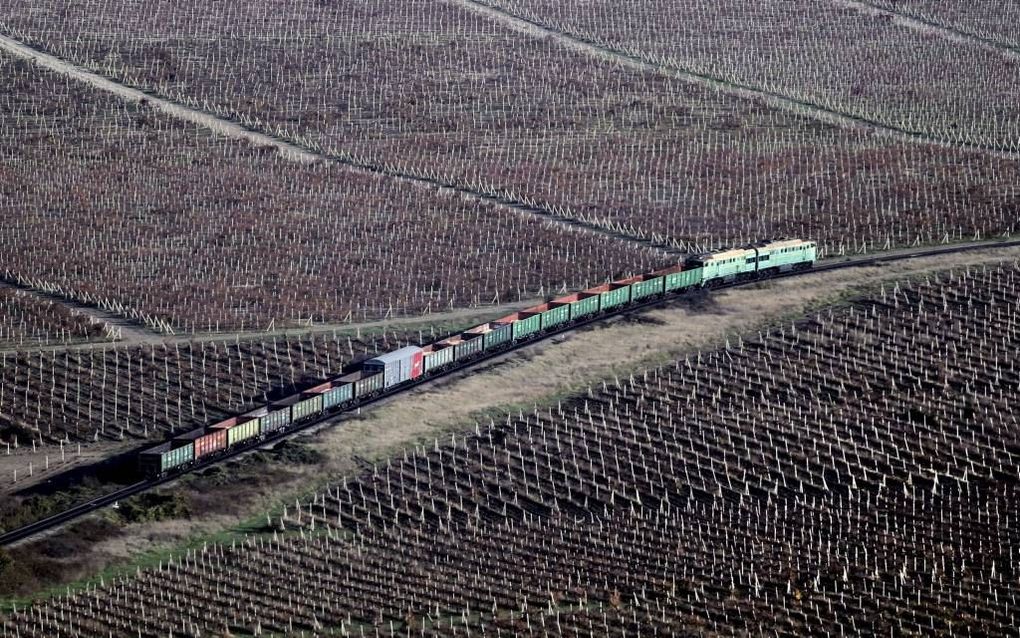 Een trein rijdt door een landschap van wijngaarden op het Oekraïense schiereiland de Krim. Uit onderzoek van AP blijkt dat er veel lukrake nationaliseringen zijn, waarbij bedrijven grote verliezen lijden. AFP