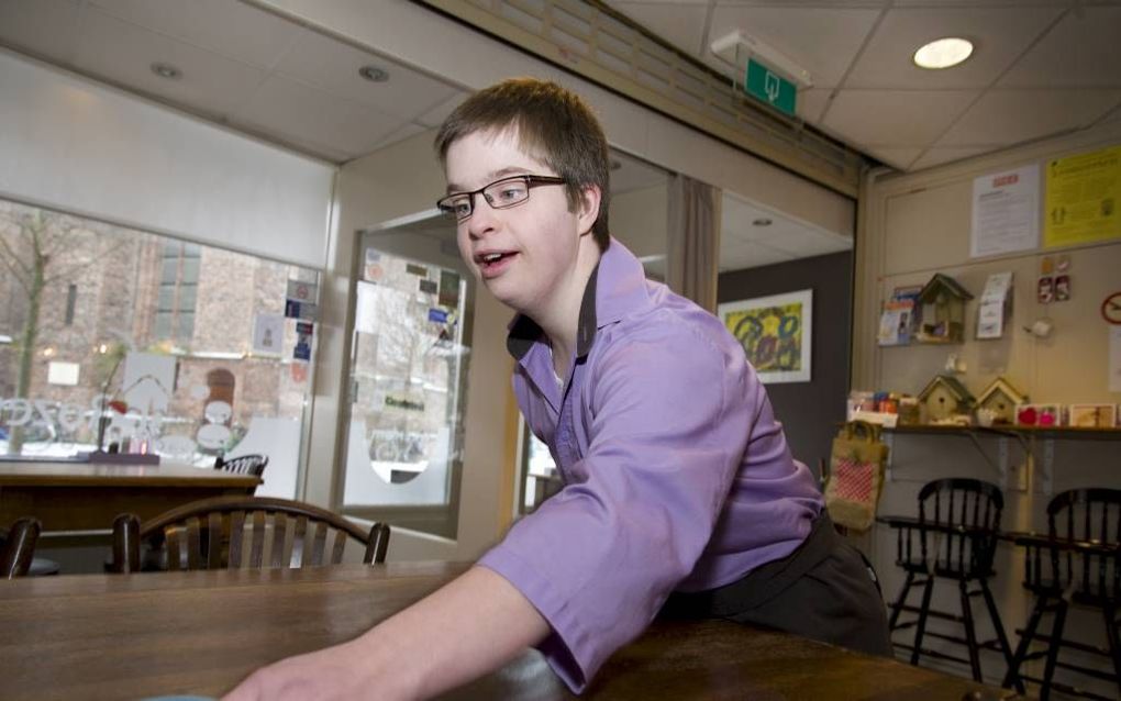 BARNEVELD. Tafels schoonmaken na het vertrek van een gast hoort er ook bij in lunchroom De Rozerie. Vanuit het raam is er uitzicht op de Oude Kerk en de Langstraat. beeld De Rozelaar