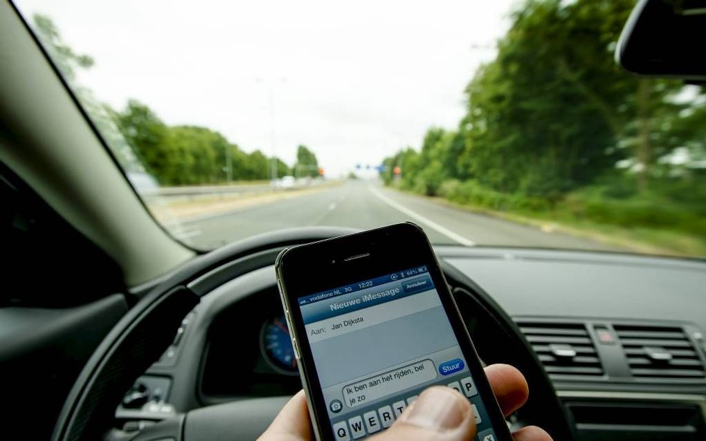 Naar schatting vallen er jaarlijks enkele tientallen dodelijke slachtoffers te betreuren door ongevallen veroorzaakt door mobieletelefoongebruik. Het aantal gewonden loopt in de honderden. beeld ANP