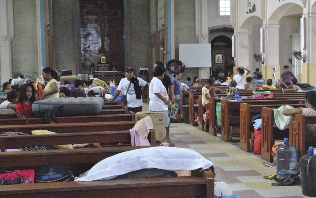 In de Filipijnse stad Tacloban, de hoofdstad van de oostelijke provincie Leyte, maakten duizenden inwoners zich vrijdag op voor de naderende tyfoon Hagupit, die zaterdag aan land komt. Een sportstadion dient als opvanglocatie, maar ook in kerken zoeken me