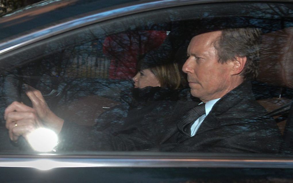 Groothertog Henri van Luxemburg en zijn vrouw Maria Teresa arriveren in Brussel om afscheid te  nemen van de overleden Belgische koningin Fabiola. beeld EPA