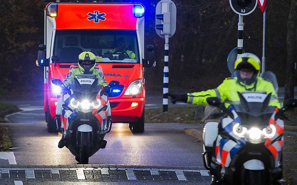 Een ambulance met daarin een ebolapatiënt komt aan bij het Calamiteitenhostipaal van het Universitair Medisch Centrum Utrecht. Het gaat om een militair van de Verenigde Naties Vredesmacht in Liberia. beeld ANP