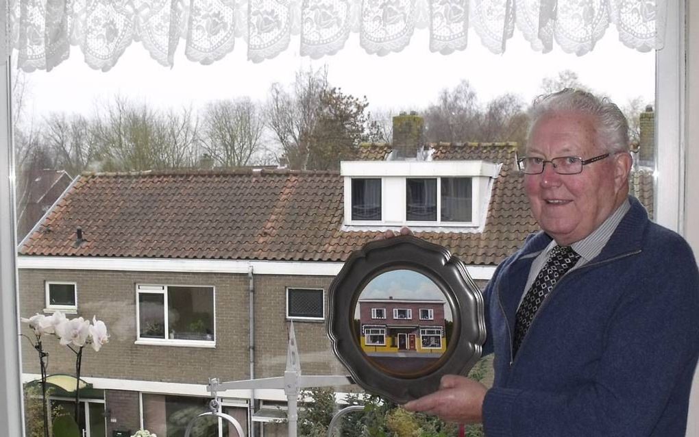 Voormalig bakker Mooijaart met een afbeelding van zijn bakkerij, die in 2001 na 111 jaar werd opgedoekt. beeld Dick den Braber