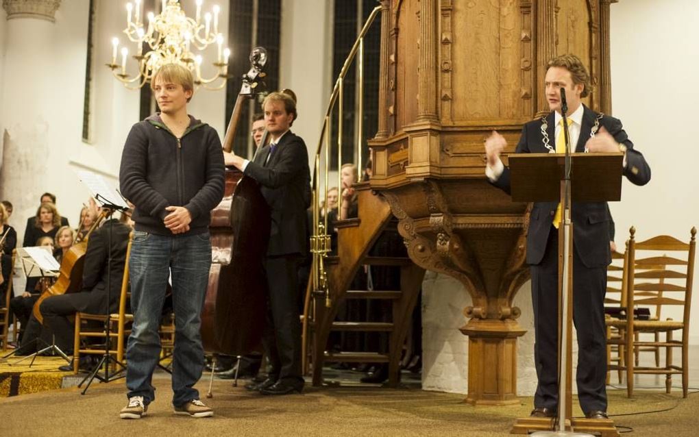 Jaap Cramer (l.) heeft zaterdag het eerste Ars Musica Compositieconcours gewonnen. Burgemeester Verhoeve van Oudewater reikte hem de bijbehorende cheque uit. Beeld Pieter Dijksman