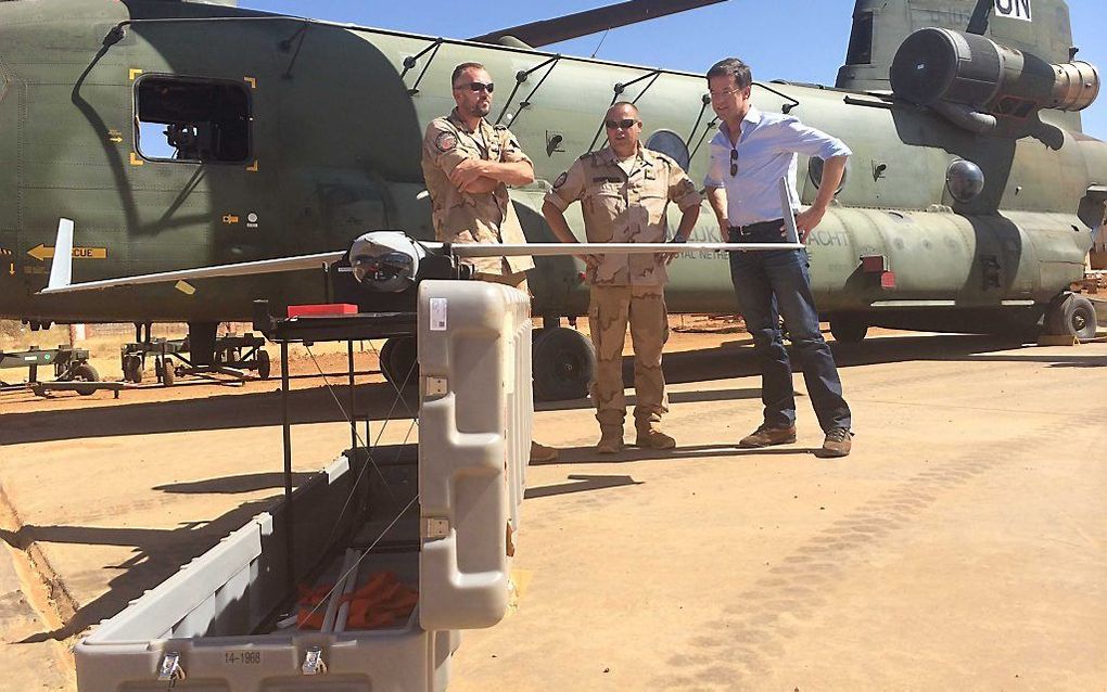 Minister-president Rutte bekijkt een drone tijdens zijn bezoek aan de Nederlandse militairen in Mali. beeld ANP