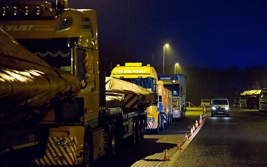 Het konvooi met de wrakstukken van MH17 is in de nacht van maandag op dinsdag aangekomen in Nederland, even ten zuiden van Oldenzaal. Het transport vertrok afgelopen week uit Oekraïne. De vier vrachtwagens staan vlak over de grens geparkeerd, bij grensove