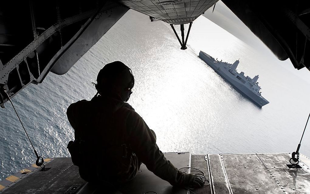 Werkplek met uitzicht voor deze loadmaster tijdens oefening Bold Alligator aan de Amerikaanse oostkust. Beeld Defensie, Gerben van Es