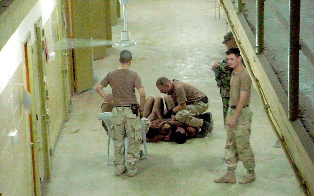 Marteling van een gevangene in de gevangenis Abu Ghraib. Beeld AFP/Washington Post