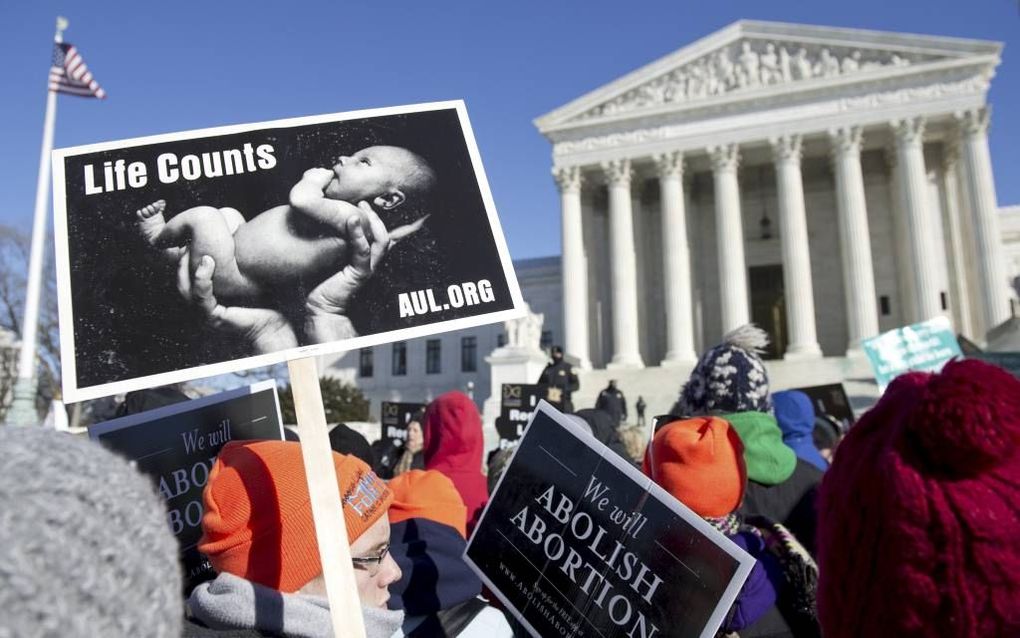 In de VS woedt altijd nog een strijd over de vraag of abortus een plaats mag hebben in het ontwikkelingsbeleid. Foto: een tegendemonstratie bij het Hooggerechtshof in Washington. beeld AFP