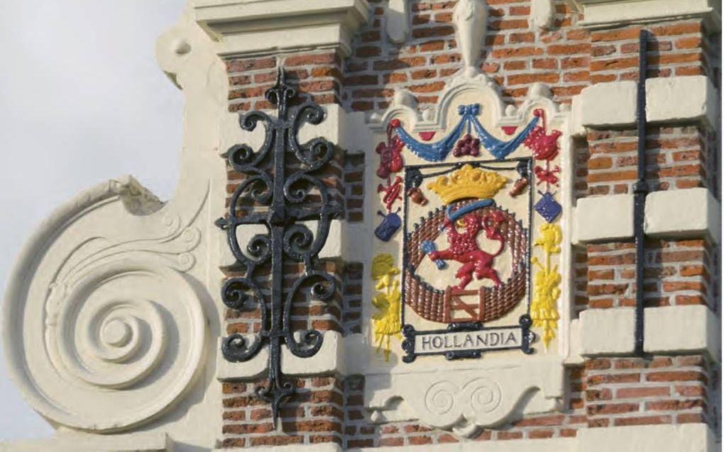 Gevelsteen van een huis aan de Westerstraat in Enkhuizen. beeld uit besproken boek