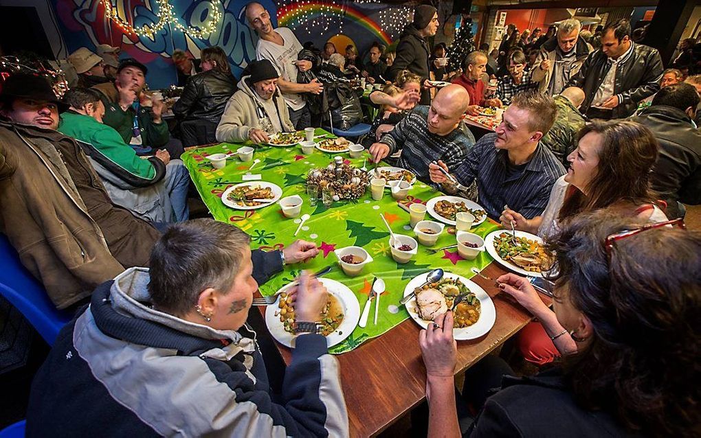 Dak- en thuislozen tijdens één van de kerstavonden van stichting De Schuilplaats. Foto De Schuilplaats