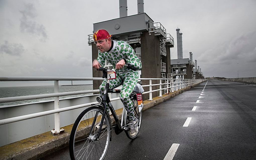 Een deelnemer in actie tijdens de tweede editie van het NK Tegenwindfietsen. Beeld ANP