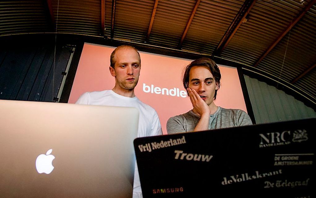 Initiatiefnemers Marten Blankesteijn (L) en Alexander Klopping tijdens de officiele lancering, in april 2014, van Blendle, de iTunes voor kranten en tijdschriften. Met Blendle kunnen losse artikelen gekocht worden om deze te kunnen lezen op computer, tabl