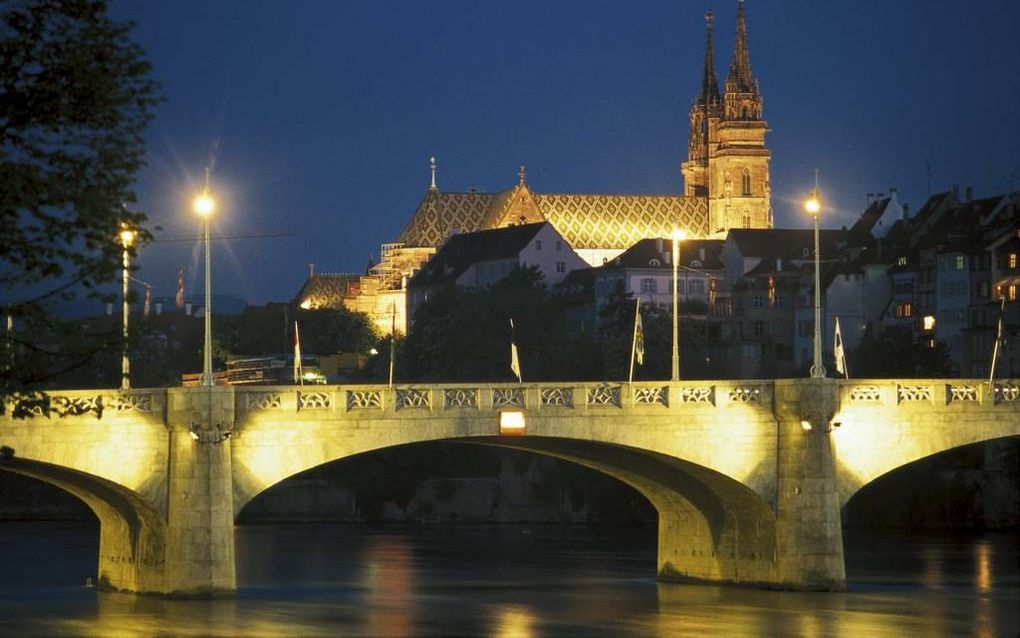 De Staatsonafhankelijke Theologische Hogeschool Basel is onlangs geaccrediteerd als universitair instituut. De STH Basel bevindt zich in Riehen, een voorstad van Basel. Foto: de kathedraal in de Zwitserse stad, de Basler Münster, gezien vanaf de Rijn. bee