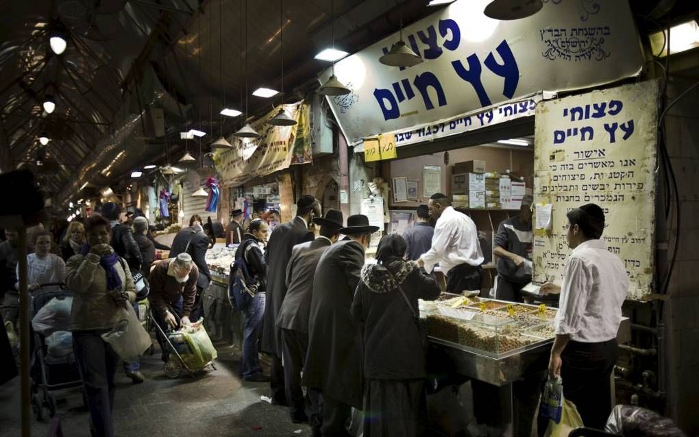 Orthodoxe Joden op Ben Yehuda, een overdekte markt met koosjere producten. beeld RD, Henk Visscher