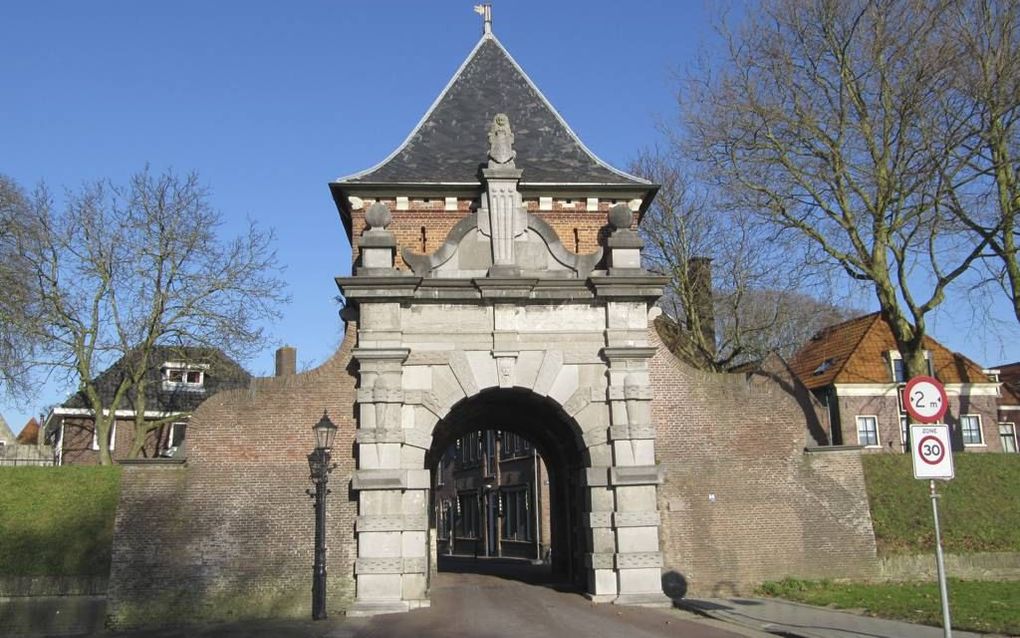 In Schoonhoven is een vroeg geval van bouwfraude bekend. De Veerpoort (foto) is getooid met de naam van burgemeester Cluyt. „Uit gerechtelijke stukken die we hebben teruggevonden, blijkt dat hij zichzelf bij de bouw ervan, in 1601, bevoordeeld heeft.”  be