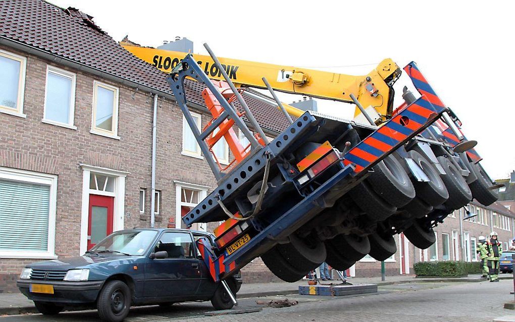 De bewoners van zes woningen in de Maria van Henegouwenstraat in IJsselstein die hun huis uit moesten nadat een hoogwerker op een van de panden was gevallen, worden zaterdagavond door de gemeente opgevangen. beeld ANP