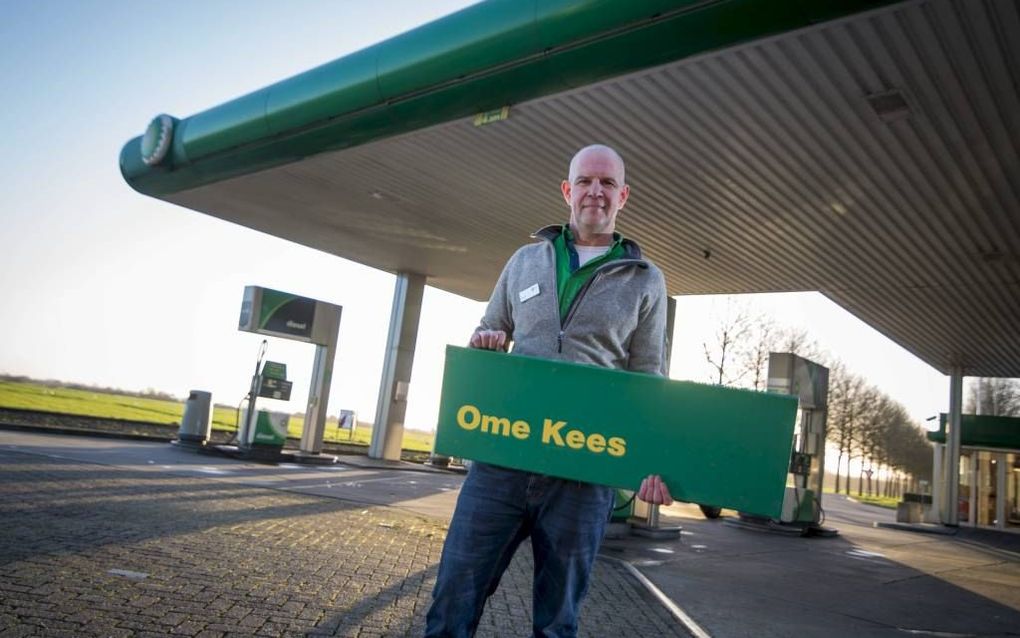 Dave Jongeneel bij het tankstation daar naar zijn vader is genoemd. Foto Cees van der Wal