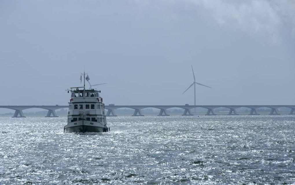 De Oosterschelde, met op de achtergrond de Zeelandbrug. Bij Zierikzee liggen op de bodem van de Oosterschelde ongeveer 800 vrachtwagenladingen oude munitie. Het materiaal zou een gevaar zijn voor het milieu. beeld Van Scheyen Fotografie