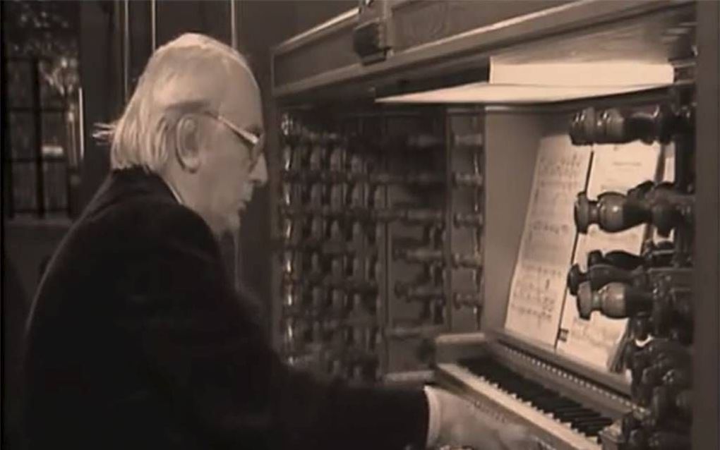 Feike Asma aan de klavieren van het orgel in de Laurenskerk.  beeld EO