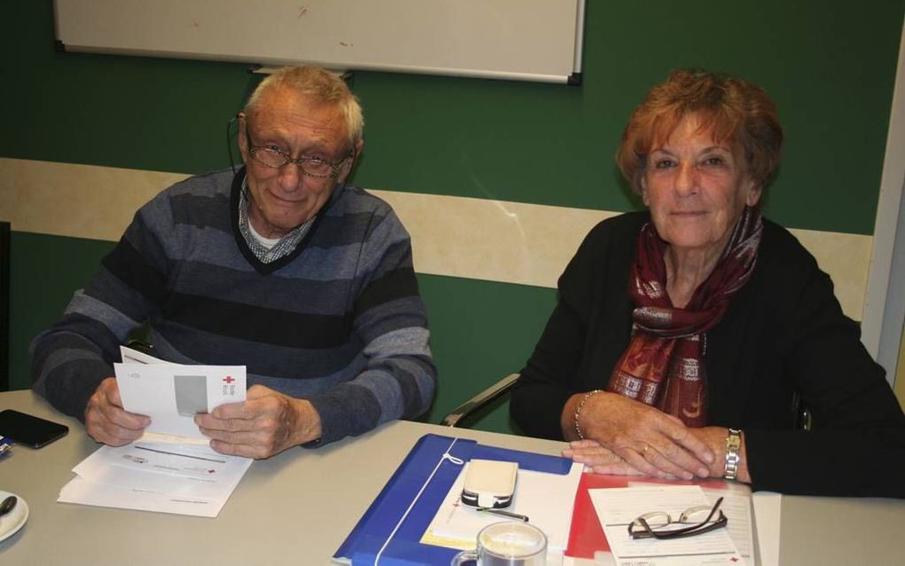 DORDRECHT. Bärry van Haaff en Wim Groenendijk bemannen een Rode Kruis-kantoor waar ze vluchtelingen proberen te herenigen van hun familie. beeld André Bijl