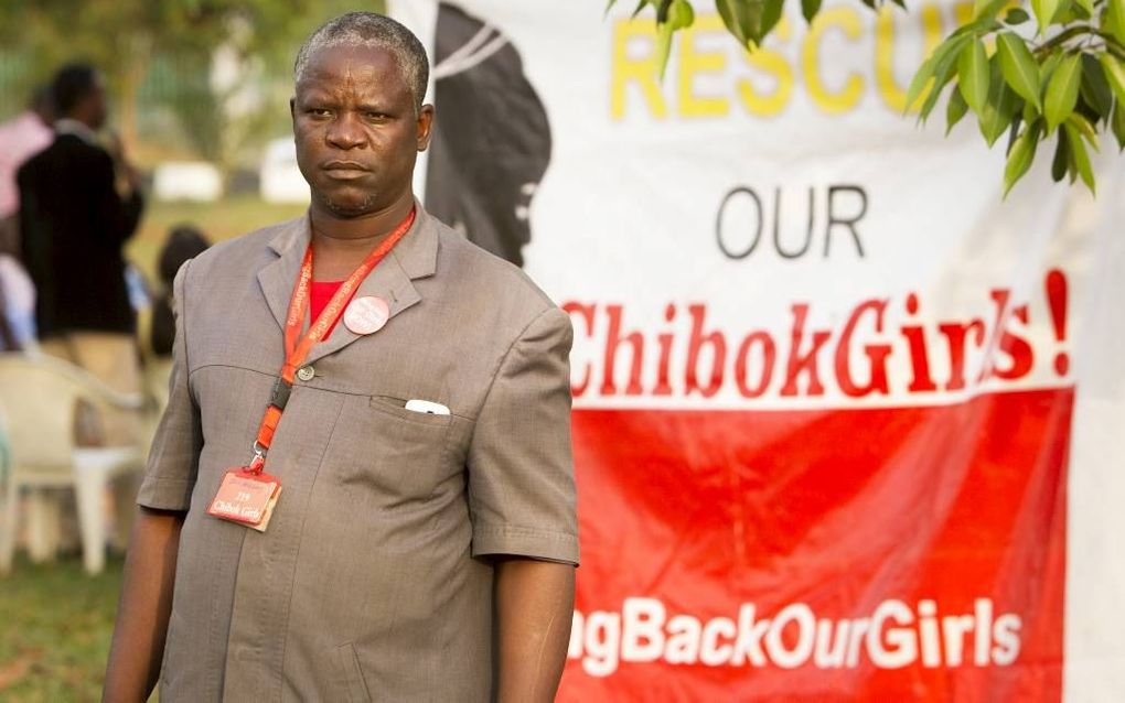 ABUJA. In de Nigeriaanse hoofdstad Abuja wordt elke dag gedemonstreerd voor de vrijlating van de 219 nog vastzittende schoolmeisjes uit Chibock, een dorp in het noordoosten van Nigeria. „We bidden om de tussenkomst van God”, zegt Tsambido Hosea Abara, die