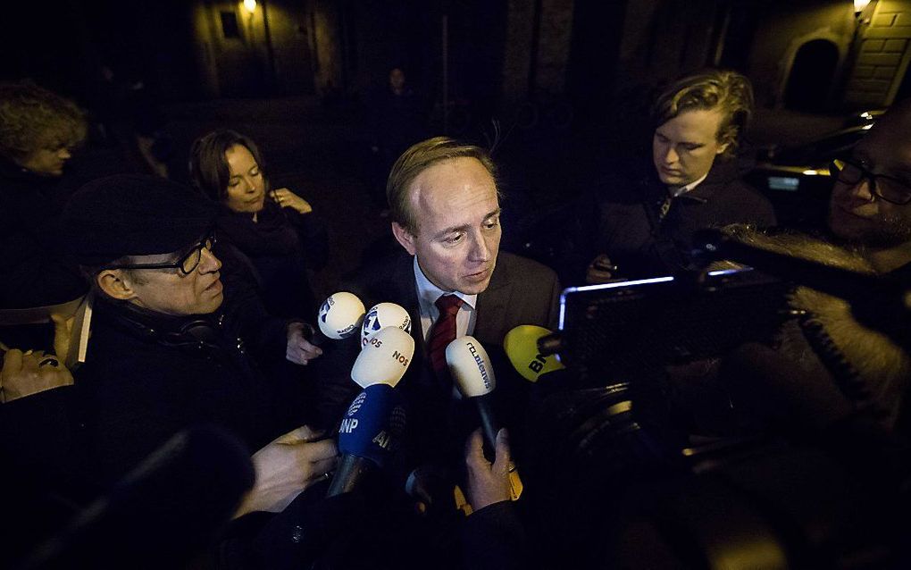 Van der Staaij staat in de nacht van dinsdag op woensdag de pers te woord. beeld ANP