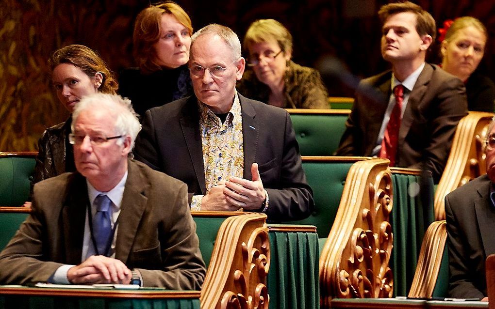 PvdA-Eerste Kamerlid Adri Duivesteijn (m.) tijdens de stemming in de Eerste Kamer over de komst van een nieuwe zorgpolis in 2016, dinsdagavond. beeld ANP