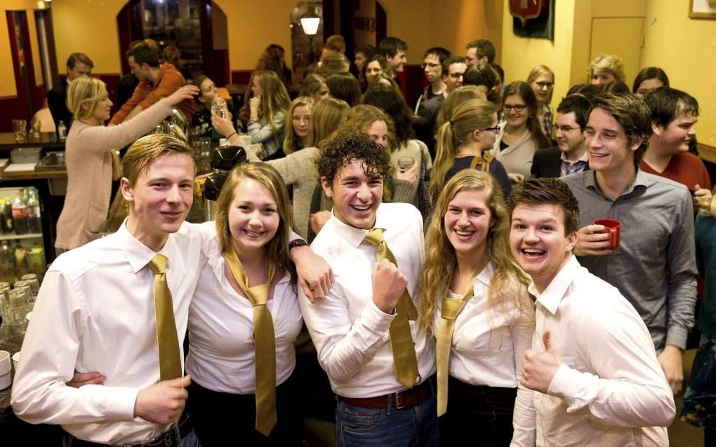 In het gebouw van de Navigators aan het Eendrachtsplein in Rotterdam gaf dr. A. A. A. Prosman vorige week woensdagavond een lezing over Nietzsche en zijn cultuurkritiek voor het CSFR-dispuut Ichthus. Foto: Het eerstejaarsbestuur tijdens de pauze. beeld Di