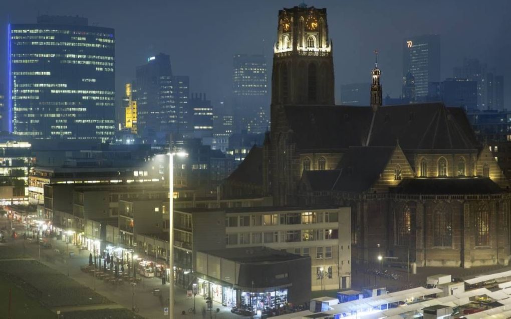 Breeduit staat de Laurens op het Grotekerkplein. beeld Sjaak Verboom