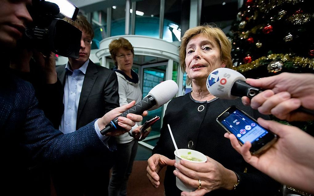 PvdA-senator Guusje ter Horst staat met een kop soep in de hand de pers te woord in de centrale hal van het ministerie van Sociale Zaken en Werkgelegenheid. Beeld ANP