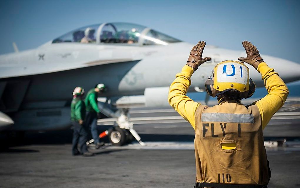 Een gevechtsvliegtuig vertrekt vanaf de USS Carl Vinson voor een aanval op strijders van IS. Beeld EPA