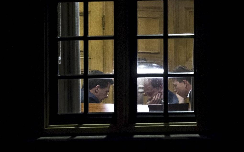 Premier Mark Rutte (l) in het torentje met VVD-leider Halbe Zijlstra (r) en PvdA-fractievoorzitter Diederik Samsom voor overleg over de zorgwet van VVD-minister Edith Schippers, die sneuvelde in de Eerste Kamer. beeld ANP