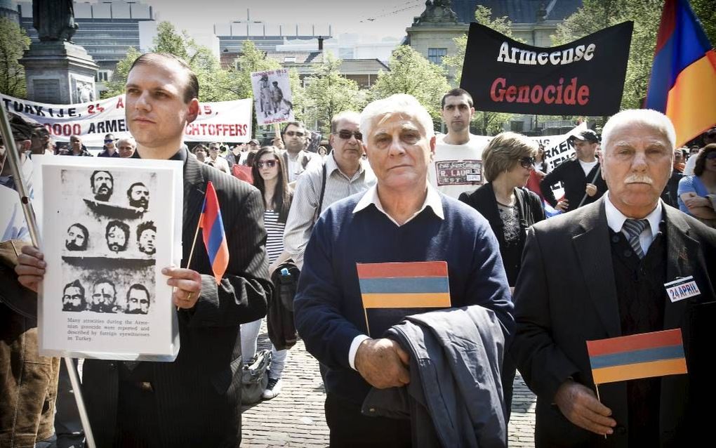 Leden van de Federatie Armeense Organisaties Nederland (FAON) en Hay Tad Holland demonstreren in Den Haag tegen de ontkenning door Turkije van de Armeense genocide (1915-1923). beeld RD