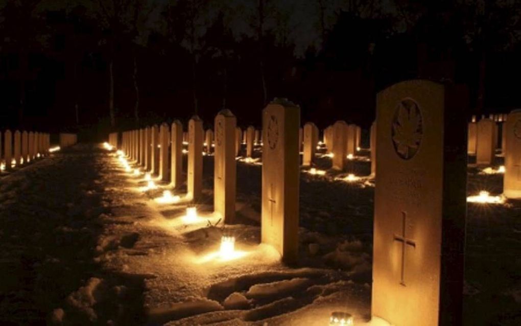 Lange rijen grafstenen op de Holterberg. Hier liggen 1394 gesneuvelde Canadezen. De verwachting is dat er vooral volgend jaar, wanneer Nederland zeventig jaar is bevrijd, duizenden gasten uit Canada komen. beeld Gerrit Dannenberg